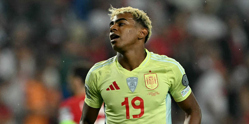 Yamal tình tứ với rapper hơn 6 tuổi trên trực thăng 2 Yamal từng bị vắt sức ở ĐT Tây Ban Nha