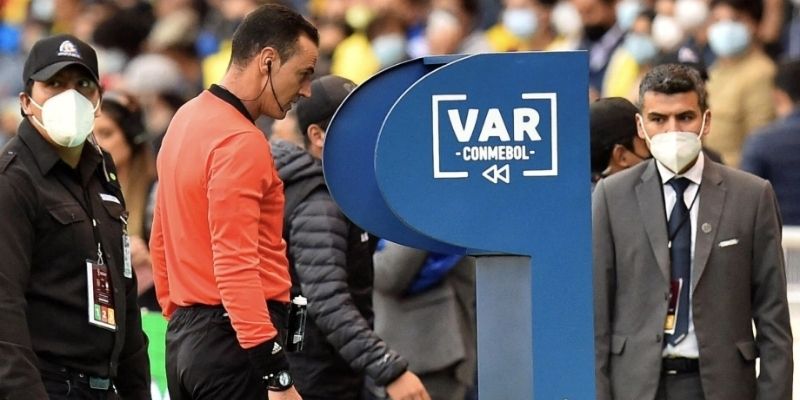 Thuật Ngữ Bóng Đá Phổ Biến: VAR, Pressing, xG, Counter-attack Là Gì? 1 Khám phá định nghĩa công nghệ VAR
